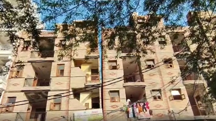 Delhi News: गांधी विहार में तिरछी खड़ी 7 से ज्यादा इमारतें, हादसे का खतरा; 2023 के नोटिस के बाद भी कार्रवाई का इंतजार