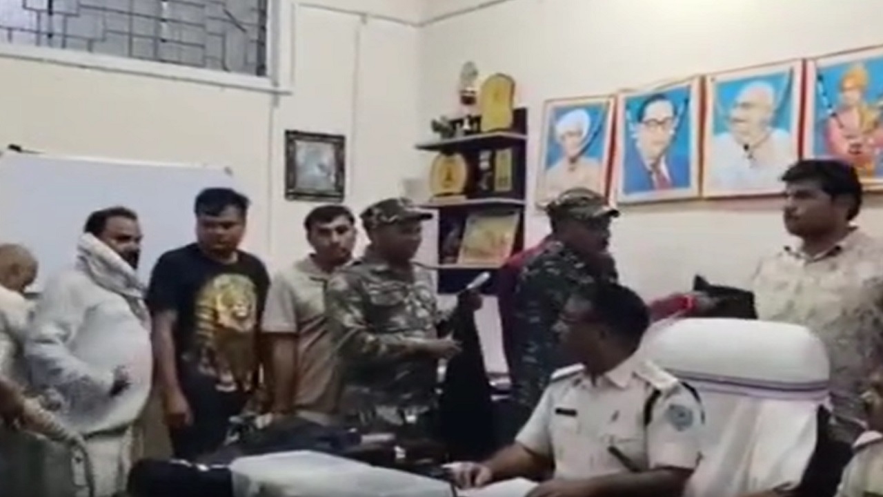गढ़वा में दूसरे राज्यों से बुलाकर खेलाया जा रहा था जुआ, 10.49 लाख नकद, 8 गाड़ियां और 8 जुआरी गिरफ्तार गढ़वा में दूसरे राज्यों से बुलाकर खेलाया जा रहा था जुआ, 10.49 लाख नकद, 8 गाड़ियां और 8 जुआरी गिरफ्तार
