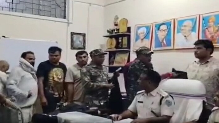 गढ़वा में दूसरे राज्यों से बुलाकर खेलाया जा रहा था जुआ, 10.49 लाख नकद, 8 गाड़ियां और 8 जुआरी गिरफ्तार