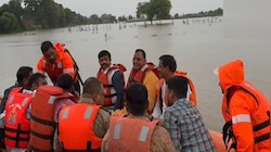 मोकामा में बाढ़ निरीक्षण के दौरान गंगा की तेज धार में 55 मिनट तक फंसी रही SDM की बोट, सभी 8 अधिकारी सुरक्षित निकाले गए