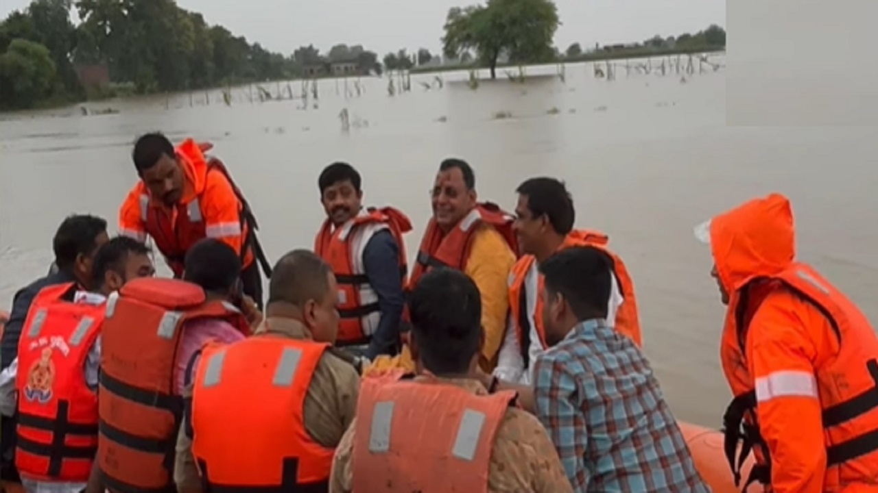 मोकामा में बाढ़ निरीक्षण के दौरान गंगा की तेज धार में 55 मिनट तक फंसी रही SDM की बोट, सभी 8 अधिकारी सुरक्षित निकाले गए मोकामा में बाढ़ निरीक्षण के दौरान गंगा की तेज धार में 55 मिनट तक फंसी रही SDM की बोट, सभी 8 अधिकारी सुरक्षित निकाले गए