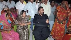 'जली दाल और कच्चा चावल परोसा जा रहा', राहत शिविर का खाना खाकर भड़के पप्पू यादव, सरकार पर उठाए सवाल