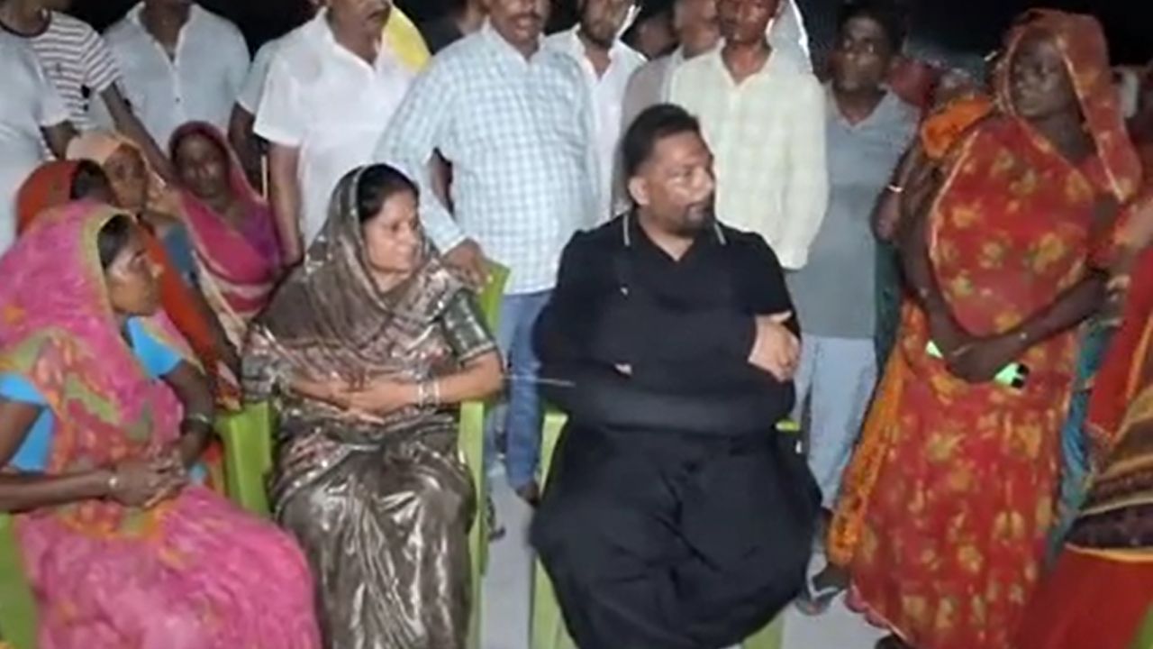 'जली दाल और कच्चा चावल परोसा जा रहा', राहत शिविर का खाना खाकर भड़के पप्पू यादव, सरकार पर उठाए सवाल 'जली दाल और कच्चा चावल परोसा जा रहा', राहत शिविर का खाना खाकर भड़के पप्पू यादव, सरकार पर उठाए सवाल