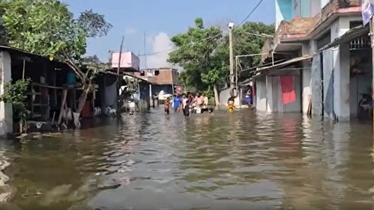 'छतों पर जिंदगी, चारों ओर पानी का सैलाब', बेगूसराय में बाढ़ के बीच लगभग 70 हजार लोग प्रभावित 'छतों पर जिंदगी, चारों ओर पानी का सैलाब', बेगूसराय में बाढ़ के बीच लगभग 70 हजार लोग प्रभावित