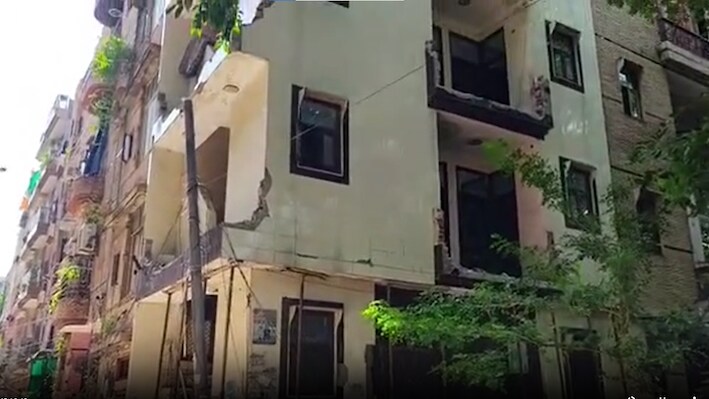 खबर का असर, दिल्ली के नेहरू विहार की बिल्डिंग पर चल गया MCD का हथौड़ा, डिमोलिशन शुरू