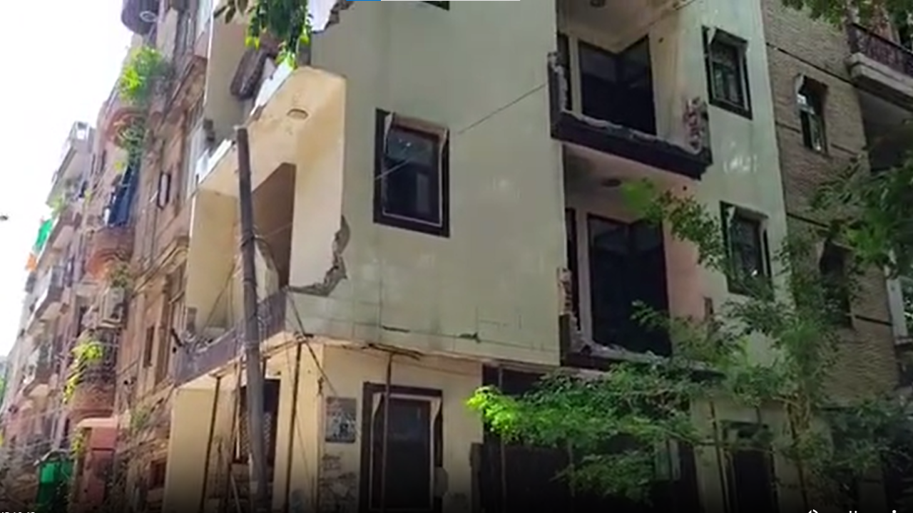 खबर का असर, दिल्ली के नेहरू विहार की बिल्डिंग पर चल गया MCD का हथौड़ा, डिमोलिशन शुरू खबर का असर, दिल्ली के नेहरू विहार की बिल्डिंग पर चल गया MCD का हथौड़ा, डिमोलिशन शुरू