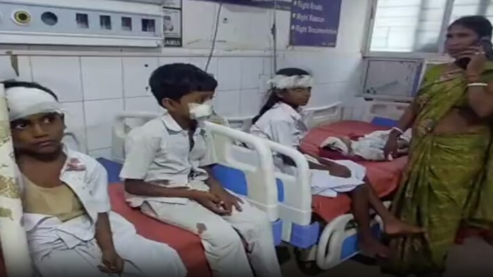 खतरे में नौनिहाल: जमुई में ट्रैक्टर से टकराया स्कूली वाहन, छह बच्चे सहित ड्राइवर गंभीर रूप से घायल