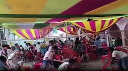 भागलपुर में राहत शिविर बना रणक्षेत्र: प्लेट छूने पर बवाल, जमकर चली कुर्सियां, बाढ़ पीड़ितों का खाना बर्बाद