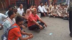 महिला होमगार्ड्स पर FIR से भड़का आक्रोश: जमुई के झाझा रेल थाने के बाहर एसोसिएशन का धरना, एकतरफा कार्रवाई का आरोप
