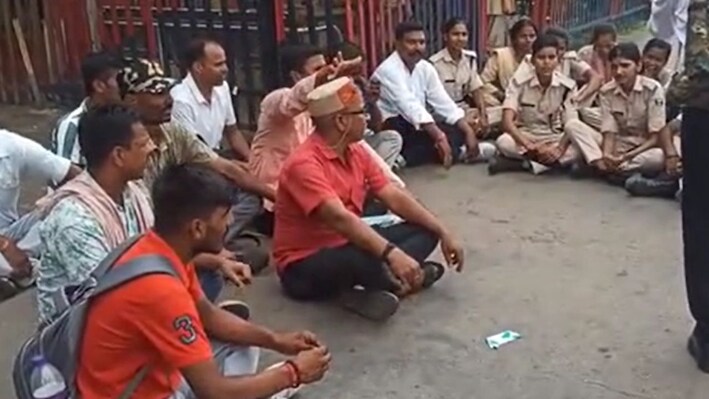 महिला होमगार्ड्स पर FIR से भड़का आक्रोश: जमुई के झाझा रेल थाने के बाहर एसोसिएशन का धरना, एकतरफा कार्रवाई का आरोप
