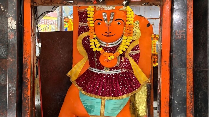  बजरंगबली की जिद के आगे फेल हो गया प्रशासन! उज्जैन में नहीं हटेगी खड़े हनुमान जी की प्रतिमा