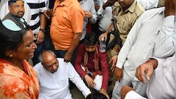 गोंडा में विनोद साहनी की हत्या पर बवाल: कैबिनेट मंत्री धरने पर बैठे, पूरा थाना बर्खास्तगी की मांग