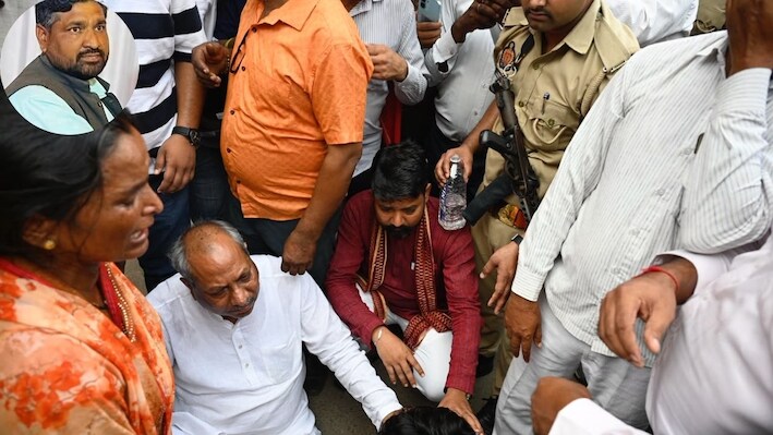 गोंडा में विनोद साहनी की हत्या पर बवाल: कैबिनेट मंत्री धरने पर बैठे, पूरा थाना बर्खास्तगी की मांग