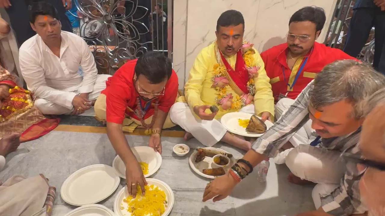 काली मंदिर में मछली का भोग लगाकर सुवेंदु अधिकारी बोले- धीरेंद्र शास्त्री की बात मानने को कोई बाध्य नहीं... काली मंदिर में मछली का भोग लगाकर सुवेंदु अधिकारी बोले- धीरेंद्र शास्त्री की बात मानने को कोई बाध्य नहीं...