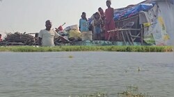 बेगूसराय में बाढ़ से हाहाकार: 20 दिनों से पानी में फंसे 25 परिवार, 6 फीट पानी के बीच छत पर गुजार रहे जिंदगी