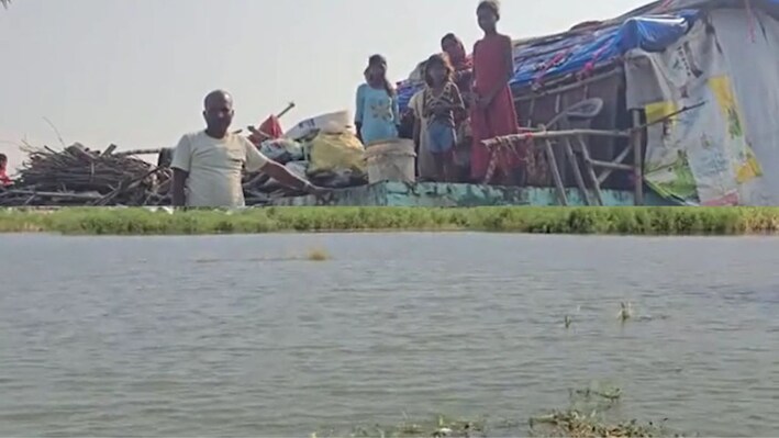 बेगूसराय में बाढ़ से हाहाकार: 20 दिनों से पानी में फंसे 25 परिवार, 6 फीट पानी के बीच छत पर गुजार रहे जिंदगी