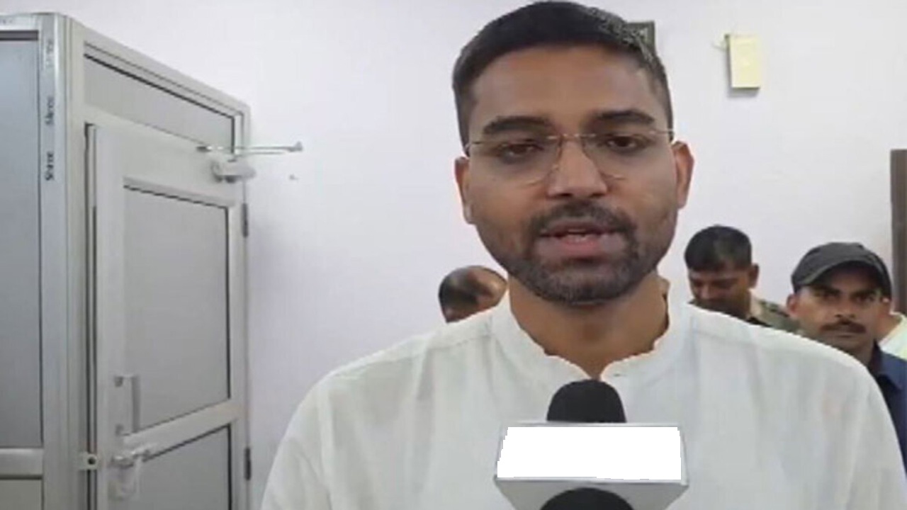 बिहार पंचायत चुनाव: मंत्री दीपक प्रकाश ने बताया देरी का कारण, HC ने मांगा भी जवाब बिहार पंचायत चुनाव: मंत्री दीपक प्रकाश ने बताया देरी का कारण, HC ने मांगा भी जवाब