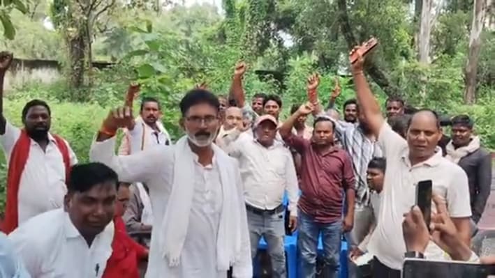 आरक्षण विवाद पर NDA में घमासान: 'बिना बाप का बेटा कैसा, अरुण भारती जैसा', LJPR सांसद के खिलाफ सड़कों पर उतरे HAM-JDU और BJP के कार्यकर्ता