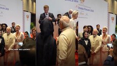 क्या हम आपके साथ एक फोटो ले सकते हैं मिस्टर मोदी? BRICS में PM मोदी के साथ तस्वीर के लिए जुटे विदेशी डेलीगेट्स, Video Viral