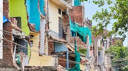 MCD के नोटिस के बाद मचा हड़कंप, खुद घरों तोड़ने लगे लोग; रघुवीर नगर में प्रशासन से नाराज परिवार