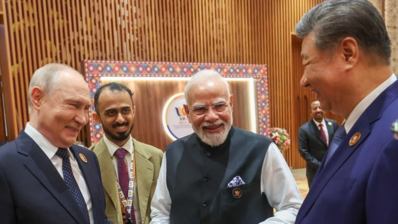 BRICS 2026: डॉलर नहीं टूट रहा, लेकिन दुनिया उसके बिना रास्ते बना रही BRICS 2026: डॉलर नहीं टूट रहा, लेकिन दुनिया उसके बिना रास्ते बना रही