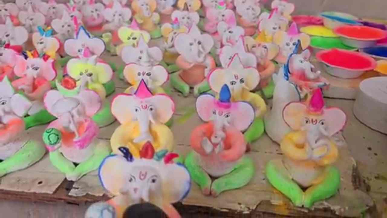 इटारसी स्टेशन मास्टर का अनोखा हुनर: 15 साल से बना रहे मिट्टी के गणेश, इस बार BRICS थीम ने खींचा ध्यान इटारसी स्टेशन मास्टर का अनोखा हुनर: 15 साल से बना रहे मिट्टी के गणेश, इस बार BRICS थीम ने खींचा ध्यान