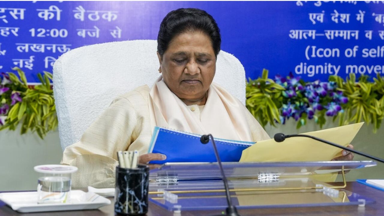 कौन हैं दीपिका आनंद? बसपा सुप्रीमो मायावती ने भतीजी के लिए खोला सियासत का रास्ता कौन हैं दीपिका आनंद? बसपा सुप्रीमो मायावती ने भतीजी के लिए खोला सियासत का रास्ता