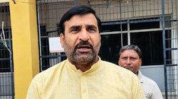 Haryana में 37 दिन बाद खत्म हुई सफाई कर्मचारियों की हड़ताल, मांगें मानी तो हांसी में बंटे लड्डू और मनाई जीत
