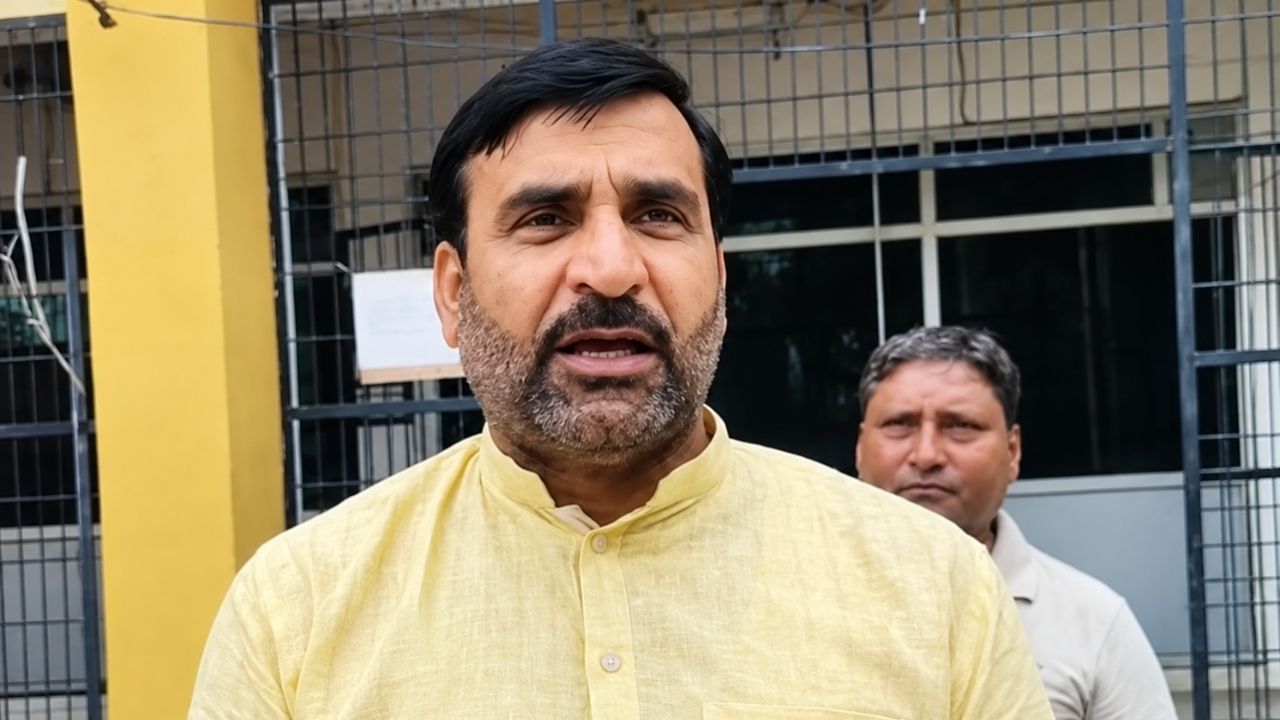 Haryana में 37 दिन बाद खत्म हुई सफाई कर्मचारियों की हड़ताल, मांगें मानी तो हांसी में बंटे लड्डू और मनाई जीत Haryana में 37 दिन बाद खत्म हुई सफाई कर्मचारियों की हड़ताल, मांगें मानी तो हांसी में बंटे लड्डू और मनाई जीत