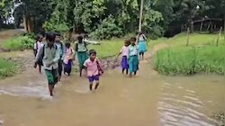'सब पढ़ो, सब बढ़ो' का सच: चतरा में उफनती नदी पार कर स्कूल पहुंचते हैं मासूम, हादसे का इंतजार कर रहा सिस्टम?