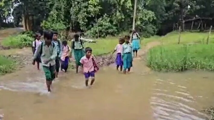 'सब पढ़ो, सब बढ़ो' का सच: चतरा में उफनती नदी पार कर स्कूल पहुंचते हैं मासूम, हादसे का इंतजार कर रहा सिस्टम?