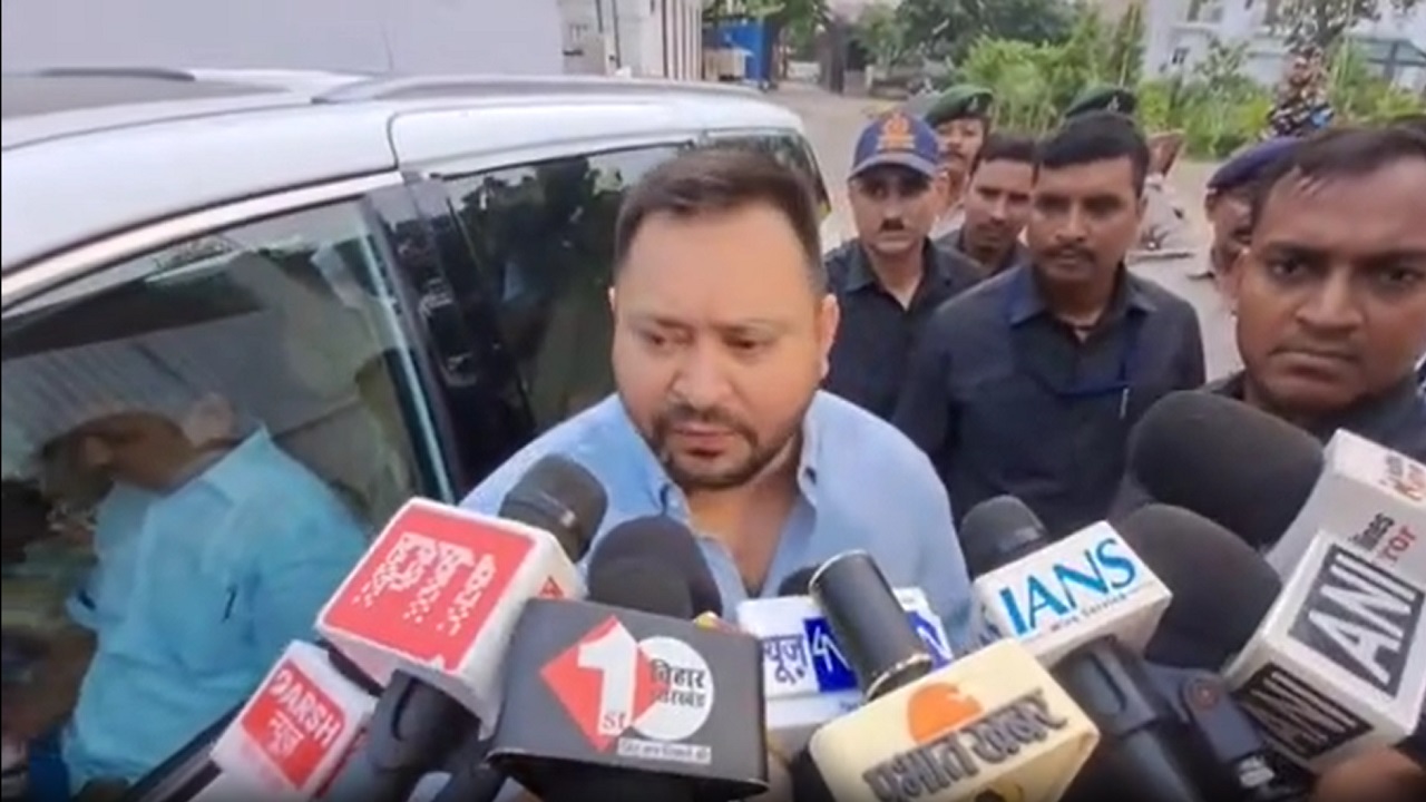 '45 लाख लोग बेघर और खजाना खाली', बिहार में बाढ़ के हालात पर बरसे तेजस्वी यादव '45 लाख लोग बेघर और खजाना खाली', बिहार में बाढ़ के हालात पर बरसे तेजस्वी यादव