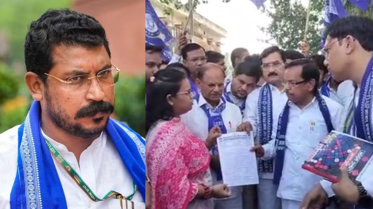 विनोद साहनी के परिवार से मिलने जा रहे थे चंद्रशेखर आजाद, पुलिस ने बाराबंकी में रोका, धक्कामुक्की के बाद समर्थकों का प्रदर्शन विनोद साहनी के परिवार से मिलने जा रहे थे चंद्रशेखर आजाद, पुलिस ने बाराबंकी में रोका, धक्कामुक्की के बाद समर्थकों का प्रदर्शन