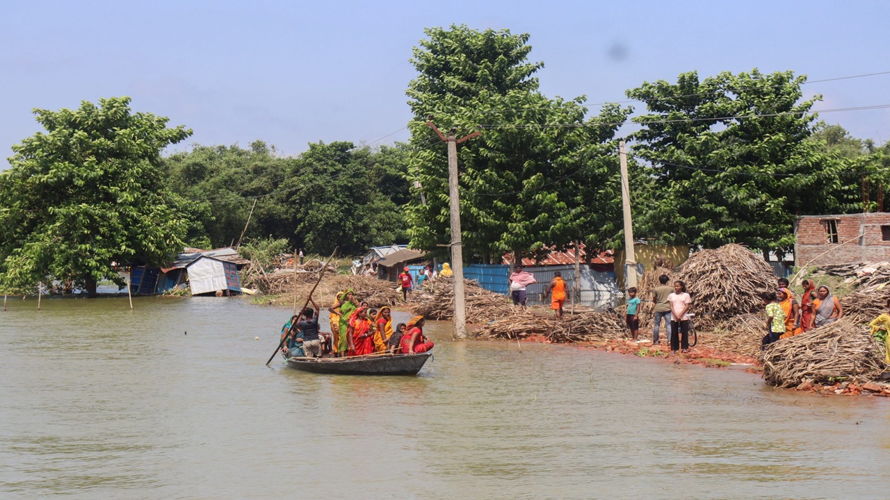 Bihar Flood: बिहार में घट रहा गंगा का पानी, फिर भी बाढ़ से कई इलाके प्रभावित Bihar Flood: बिहार में घट रहा गंगा का पानी, फिर भी बाढ़ से कई इलाके प्रभावित