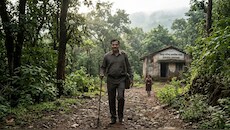 5 KM जंगल, जंगली जानवर और सिर्फ एक छात्रा... 13 साल से रोज स्कूल पहुंच रहे 55 साल के शिक्षक
