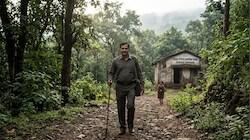 5 KM जंगल, जंगली जानवर और सिर्फ एक छात्रा... 13 साल से रोज स्कूल पहुंच रहे 55 साल के शिक्षक