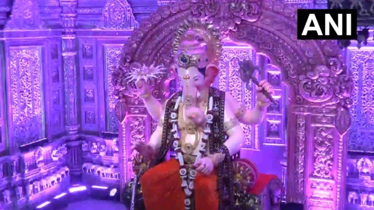Ganesh Chaturthi 2026: मछुआरों की एक मनौती से शुरू हुआ मुंबई का सबसे प्रसिद्ध गणेशोत्सव, रोचक है लालबागचा राजा की कहानी Ganesh Chaturthi 2026: मछुआरों की एक मनौती से शुरू हुआ मुंबई का सबसे प्रसिद्ध गणेशोत्सव, रोचक है लालबागचा राजा की कहानी