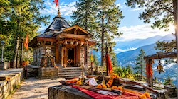 महाभारत के अर्जुन का रूप हैं ऐड़ी देवता? जानिए क्यों मंदिर में चढ़ाए जाते हैं धनुष-बाण और 22 दिन पुराना गाय का दूध