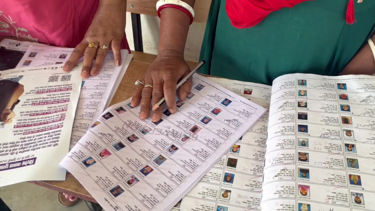 रांची में SIR पर बढ़ा सियासी पारा: 6.44 लाख वोटर्स को नोटिस मिलने से हड़कंप, बीजेपी-जेएमएम और कांग्रेस आमने-सामने रांची में SIR पर बढ़ा सियासी पारा: 6.44 लाख वोटर्स को नोटिस मिलने से हड़कंप, बीजेपी-जेएमएम और कांग्रेस आमने-सामने