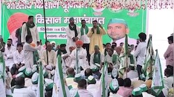 ग्रेटर नोएडा में किसानों का हल्ला बोल: अथॉरिटी के बाहर जुटे किसान संगठन के लोग, राकेश टिकैत ने दी बड़ी चेतावनी