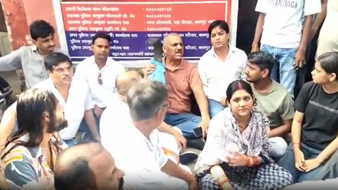 कानपुर में सपा विधायक का हंगामा: पुलिस की बर्बरता पर चौकी के अंदर धरने पर बैठे अमिताभ बाजपेई कानपुर में सपा विधायक का हंगामा: पुलिस की बर्बरता पर चौकी के अंदर धरने पर बैठे अमिताभ बाजपेई