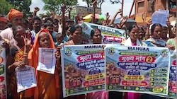 गुमला में हिंडालको के खिलाफ ग्रामीणों का हल्लाबोल, बॉक्साइट लदे ट्रकों को रोका