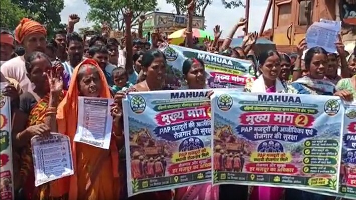 गुमला में हिंडालको के खिलाफ ग्रामीणों का हल्लाबोल, बॉक्साइट लदे ट्रकों को रोका