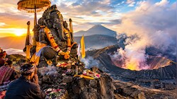 सबसे बड़े मुस्लिम देश इंडोनेशिया में माउंट ब्रोमो पर विराजमान हैं भगवान गणेश, जानिए इसका 700 साल पुराना इतिहास