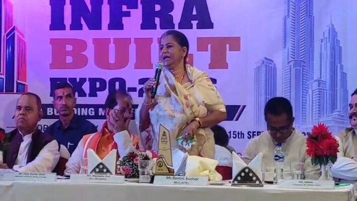गयाजीः मंच पर JDU विधायक मनोरमा देवी से भिड़ गए कृषि मंत्री विजय सिन्हा, ‘ठेकेदार’ वाले बयान पर आए आमने-सामने