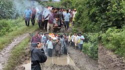 MP के इस गांव में अंतिम यात्रा भी मुश्किल: कीचड़ और दलदल से गुजरी शव यात्रा, ग्रामीणों ने बयां किया बरसों पुराना दर्द!