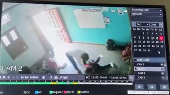 लंच कर रहे छात्र को प्रिंसिपल ने कॉलर पकड़कर खींचा, फर्श पर पटका...लात-घूंसों से पीटा, नीमच के स्कूल में 12 साल के बच्चे के साथ हैवानियत