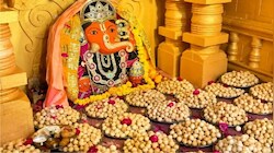स्वर्ण आभूषणों में चमके गजानन: उज्जैन के सिद्धिविनायक का अलौकिक रूप, लगा 5.51 लाख मोदकों का महाभोग