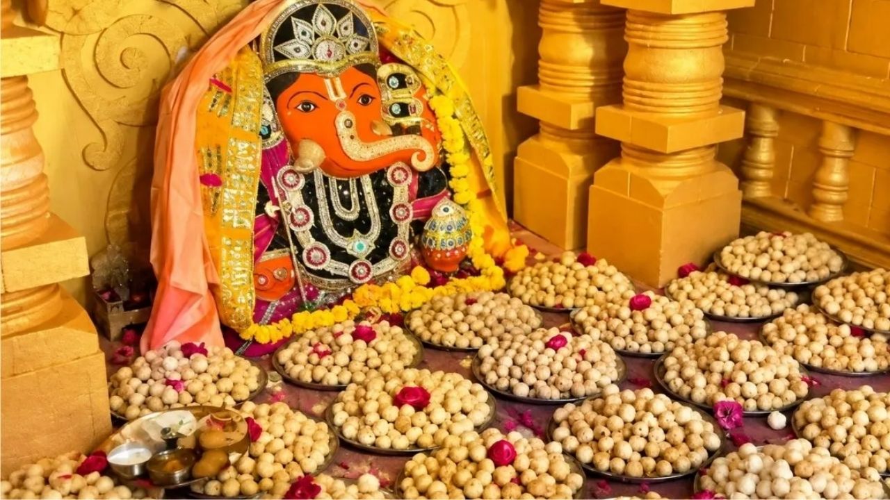 स्वर्ण आभूषणों में चमके गजानन: उज्जैन के सिद्धिविनायक का अलौकिक रूप, लगा 5.51 लाख मोदकों का महाभोग स्वर्ण आभूषणों में चमके गजानन: उज्जैन के सिद्धिविनायक का अलौकिक रूप, लगा 5.51 लाख मोदकों का महाभोग
