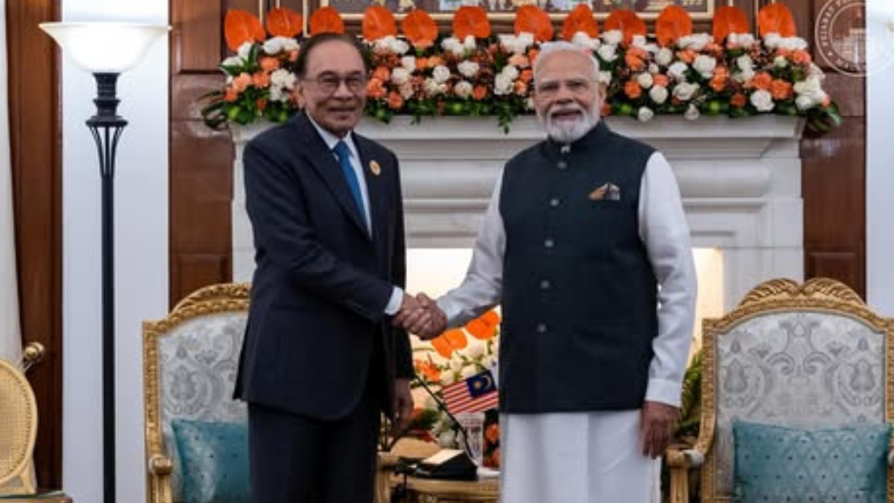 'तुझे देखा तो ये जाना सनम...,' मलेशियाई PM की प्लेलिस्ट में छाया बॉलीवुड, BRICS समिट की फोटोज में लगाए ये सुपरहिट हिंदी गाने 'तुझे देखा तो ये जाना सनम...,' मलेशियाई PM की प्लेलिस्ट में छाया बॉलीवुड, BRICS समिट की फोटोज में लगाए ये सुपरहिट हिंदी गाने